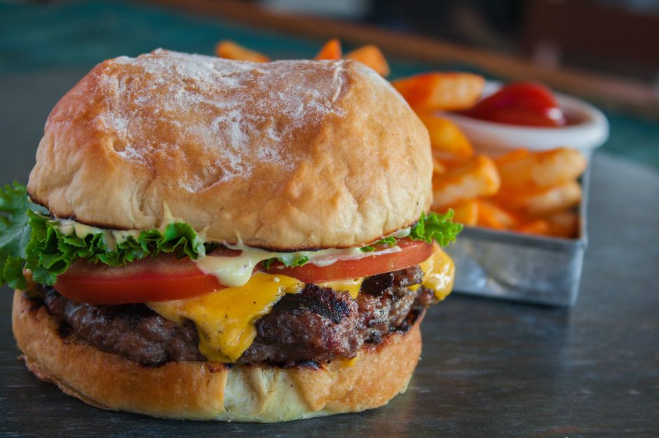 https://yemek.com/tarif/sucuk-kofteli-burger/#.WQtCouWLTIU | Sucuk Köfteli Burger Tarifi