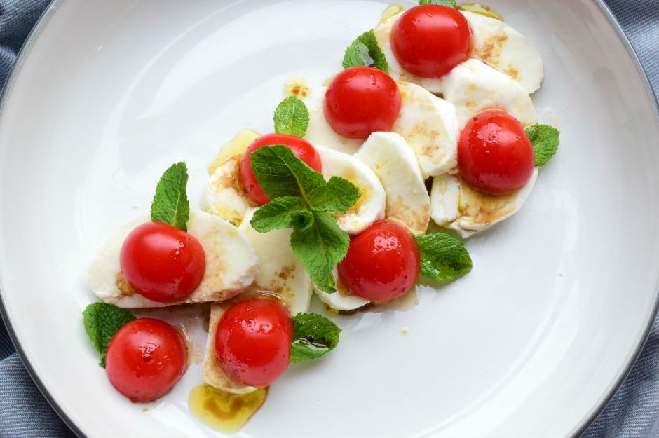 Cherry Domatesli Mozzarella Salatası