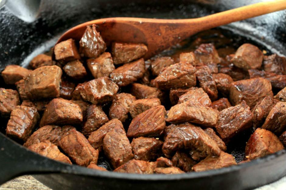 http://everydaydishes.com/wp-content/uploads/2014/12/skillet-steak-bites-everydaydishesdiy-H.jpg |everydaydishes.com