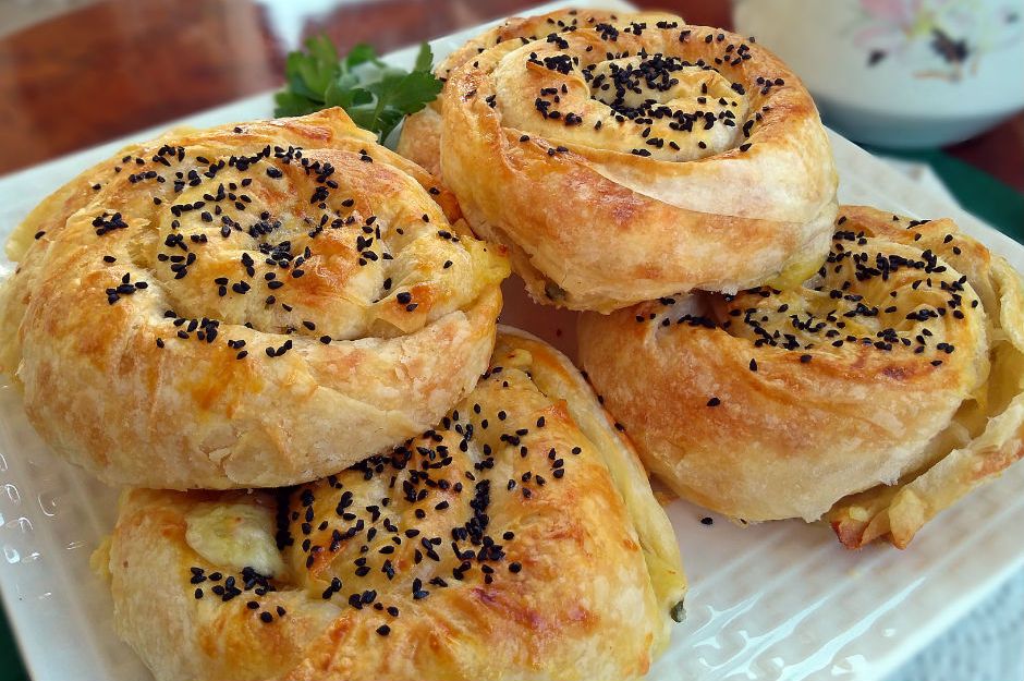 https://yemek.com/tarif/patatesli-gul-boregi/ | Patatesli Gül Böreği Tarifi 