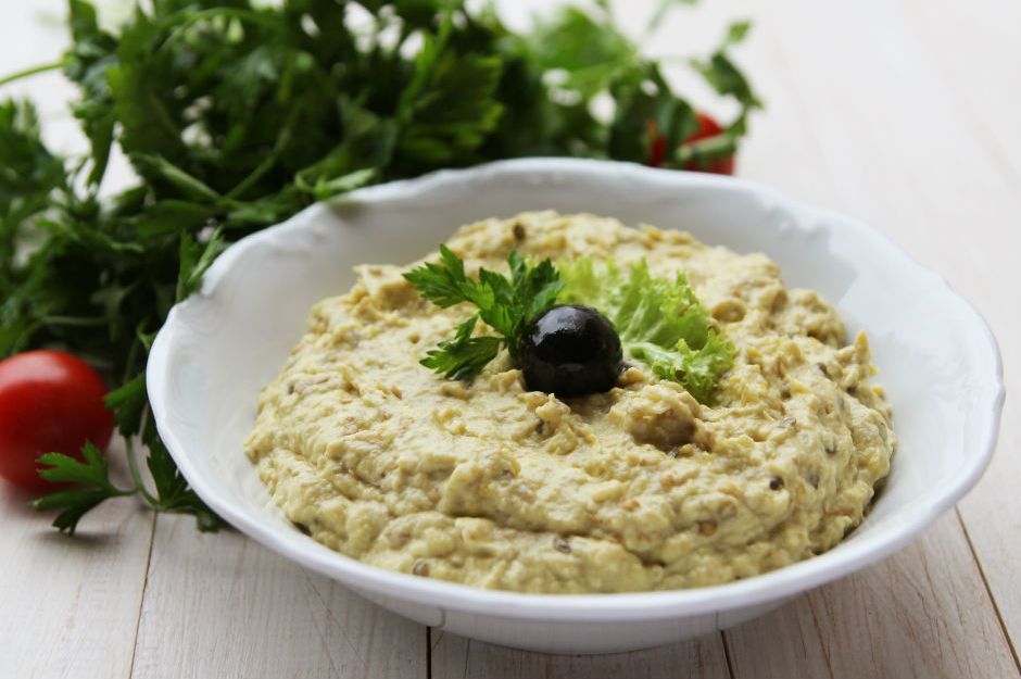 https://yemek.com/tarif/labneli-koz-patlican-salatasi/ | Labneli Köz Patlıcan Salatası Tarifi 