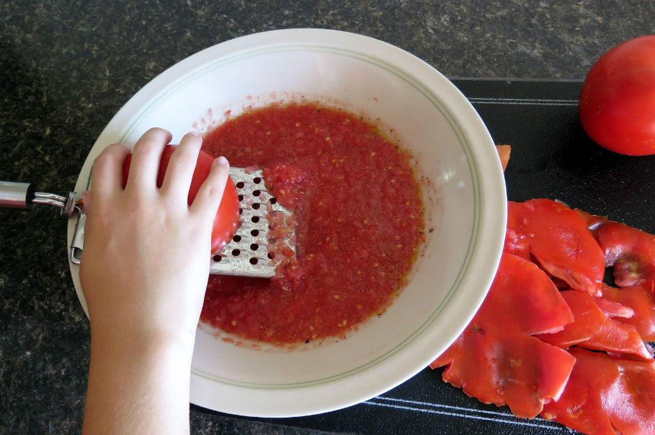 http://www.mennonitegirlscancook.ca/2016/08/saturdays-kitchen-tip-fresh-tomato.html | mennonitegirlscancook