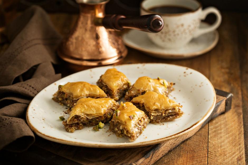 https://yemek.com/tarif/kiyir-kiyir-ev-baklavasi/ | Hazır Yufkadan Baklava Tarifi