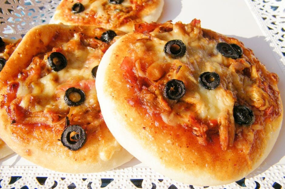 https://yemek.com/tarif/pizza-pogaca/ | Pizza Poğaça Tarifi