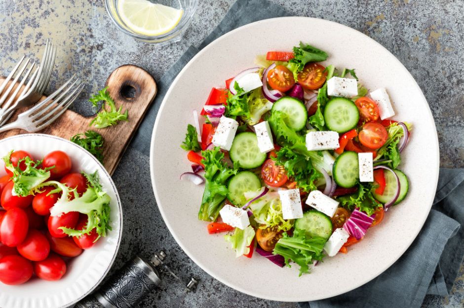 https://yemek.com/tarif/yunan-salatasi/ | Yunan Salatası Tarifi