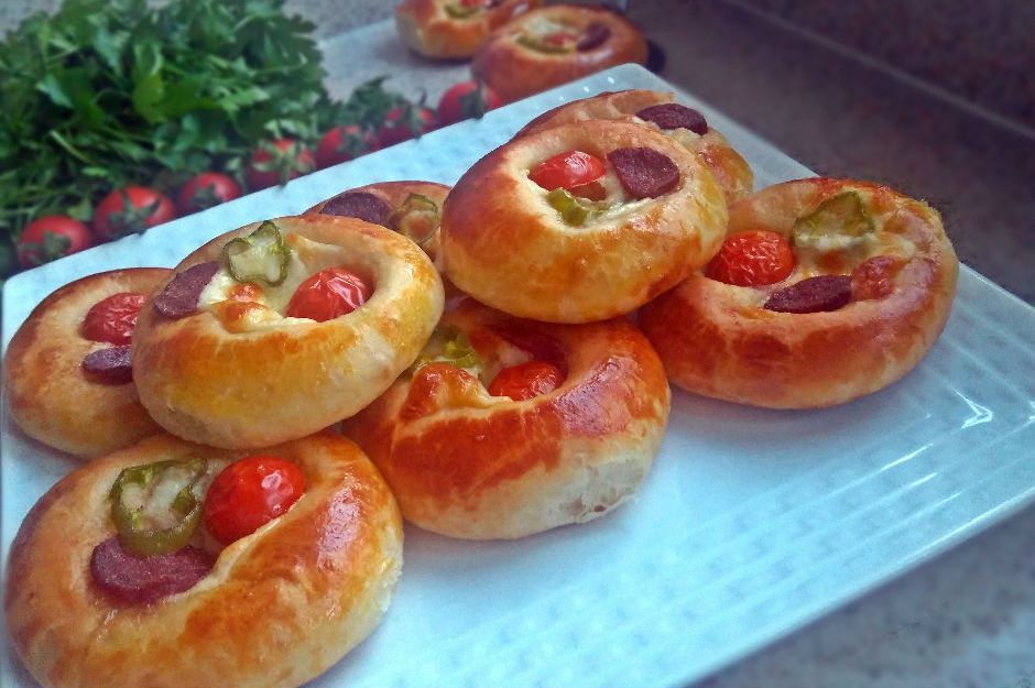 https://yemek.com/tarif/pastane-tadinda-pizza-pogaca/ | Pastane Tadında Pizza Poğaça Tarifi