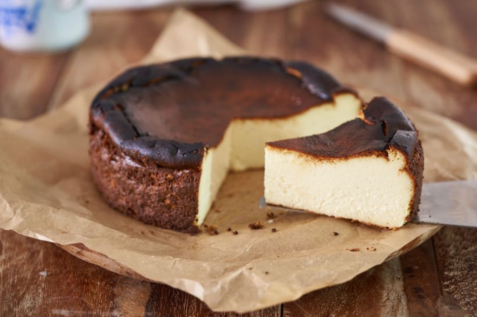 https://yemek.com/tarif/san-sebastian-cheesecake/ | San Sebastian Cheesecake Tarifi 