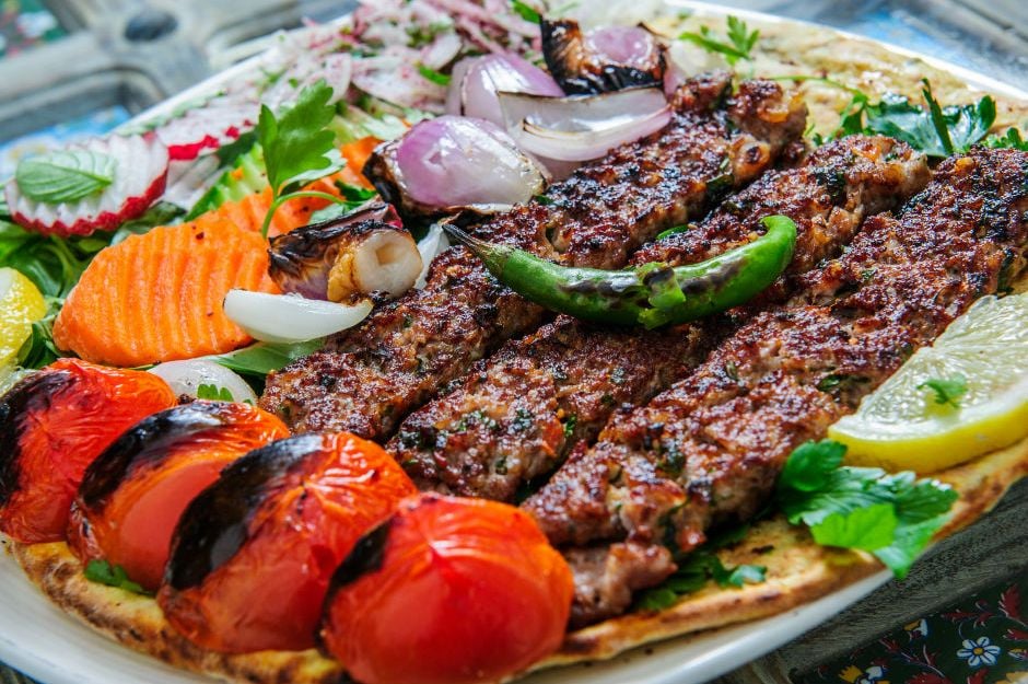 https://yemek.com/tarif/urfa-kebabi/ | Ev Usulü Urfa Kebabı Tarifi 
