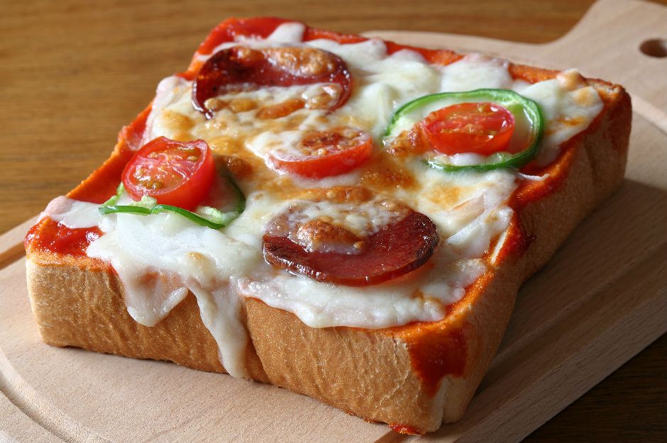 https://yemek.com/tarif/tost-ekmeginde-pizza/ | Tost Ekmeğinde Pizza Tarifi