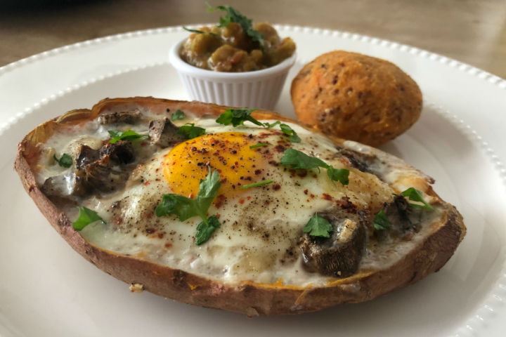 https://yemek.com/tarif/tatli-patates-yataginda-yumurta/ | Tatlı Patates Yatağında Yumurta Tarifi