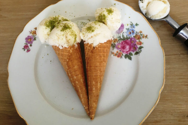 https://yemek.com/tarif/ev-yapimi-dondurma/ | Ev Yapımı Dondurma Tarifi