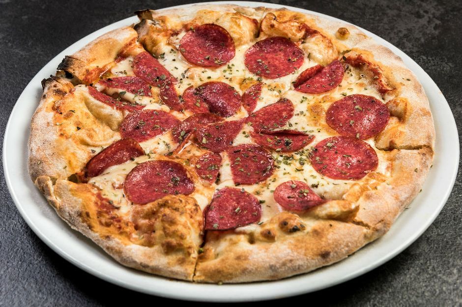 https://yemek.com/tarif/sarkuteri-pizza/ | Şarküteri Pizza Tarifi