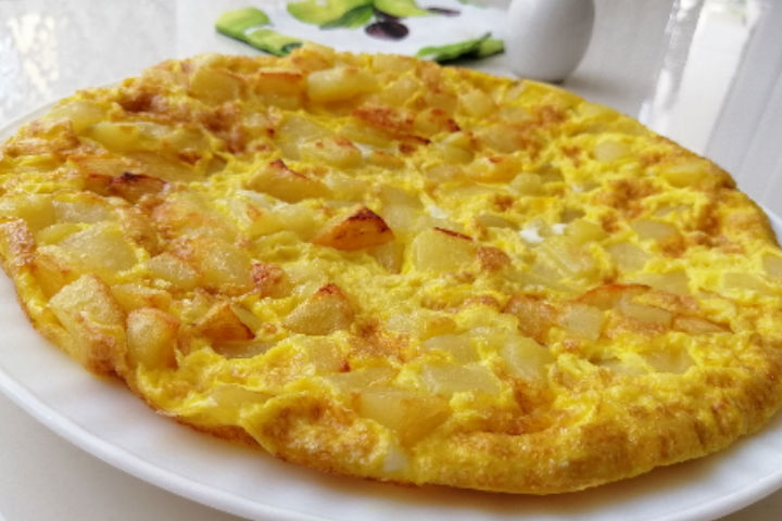 https://yemek.com/tarif/patatesli-omlet-2/ | Patatesli Omlet Tarifi