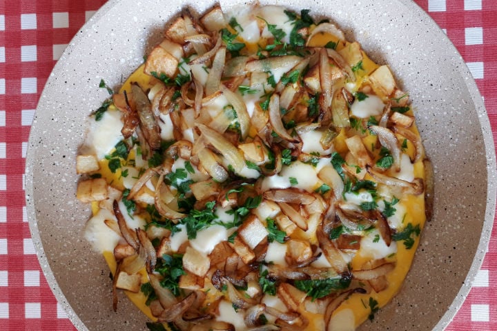 https://yemek.com/tarif/patatesli-ve-soganli-omlet/ | Patatesli ve Soğanlı Omlet Tarifi