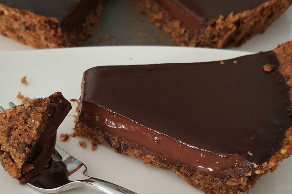 https://yemek.com/tarif/kolay-cikolatali-tart/ | Kolay Çikolatalı Tart Tarifi