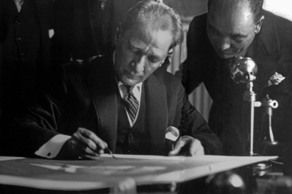 https://isteataturk.com/Kronolojik/Tarih/1928/6/16/Mustafa-Kemal-Ataturk-Turkiye-Is-Bankasinin-Yeni-Cami-Subesini-ziyareti-sirasinda-subeye-asilacak-fotograflarini-imzalarken-16061928/3 | isteataturk