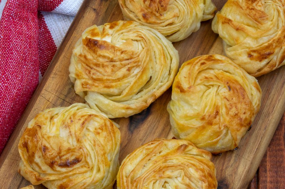 https://yemek.com/tarif/peynirli-gul-boregi/ | Peynirli Gül Böreği Tarifi