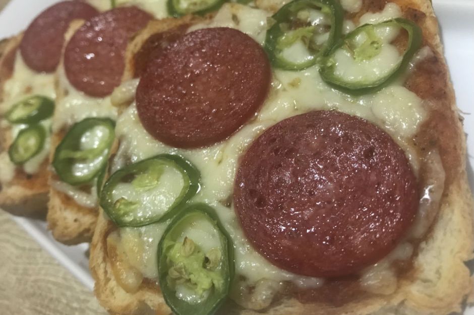 Tost Ekmeğinde Pratik Pizza Tarifi, Nasıl Yapılır?