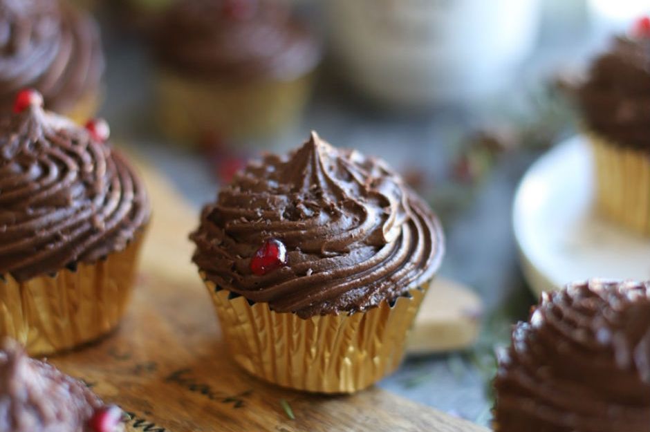 https://yemek.com/tarif/cikolatali-pratik-cupcake/ | Çikolatalı Pratik Cupcake Tarifi
