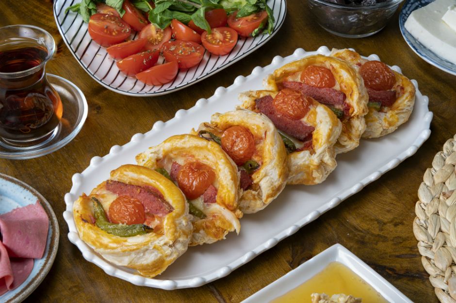 https://yemek.com/tarif/sucuklu-peynirli-milfoy-boregi/ | Sucuklu Peynirli Milföy Böreği Tarifi