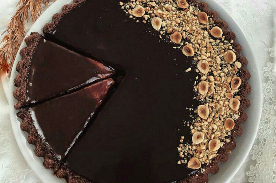 https://yemek.com/tarif/karamelli-cikolatali-tart-kek/ | Karamelli Çikolatalı Tart Kek Tarifi