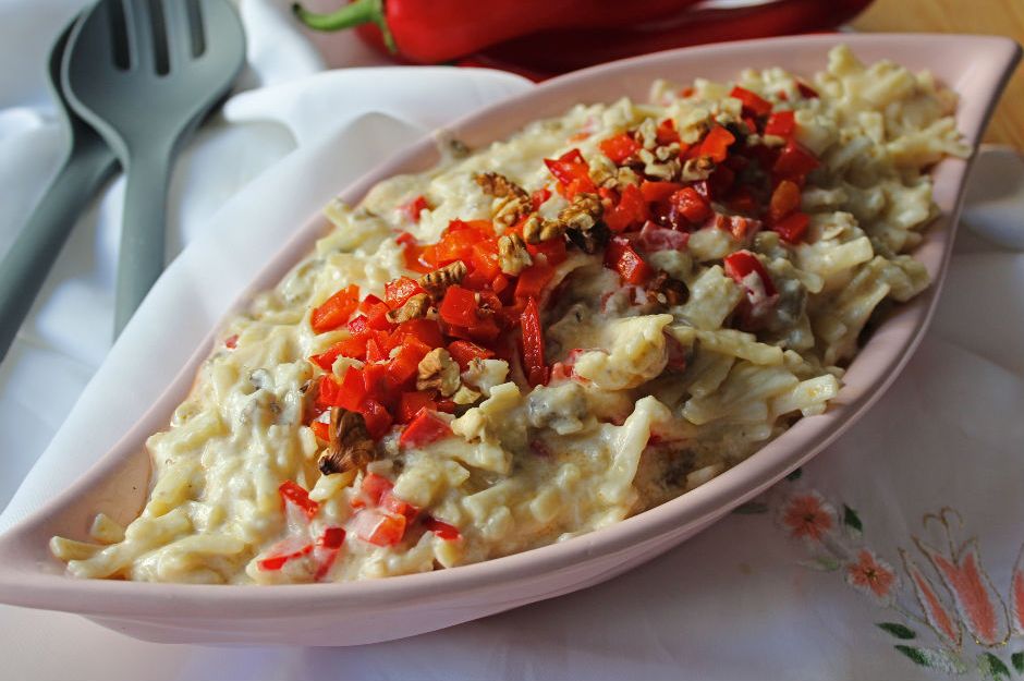 https://yemek.com/tarif/koz-patlicanli-eriste-salatasi/ | Köz Patlıcanlı Erişte Salatası Tarifi