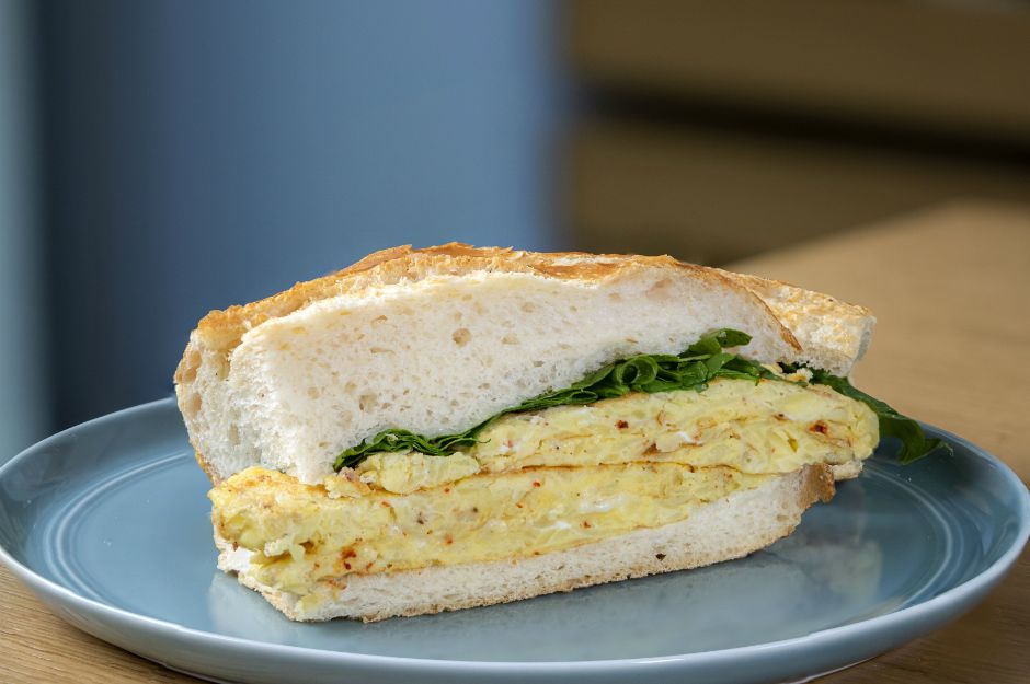 https://yemek.com/tarif/yumurtali-patatesli-sandvic/ | Yumurtalı Patatesli Sandviç Tarifi