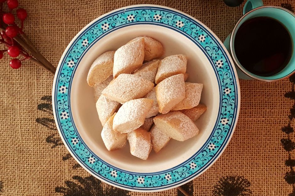 https://yemek.com/tarif/4-malzemeli-tarcinli-kurabiye/ | 4 Malzemeli Tarçınlı Kurabiye Tarifi