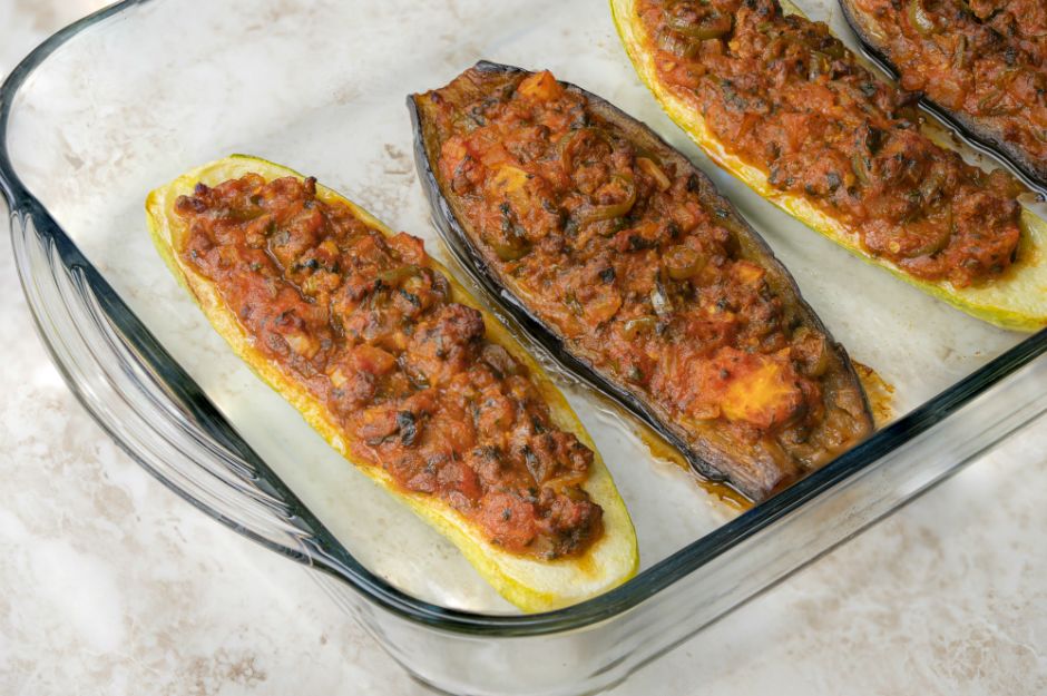 https://yemek.com/tarif/kiymali-patlican-ve-kabak-sandal/ | Kıymalı Patlıcan ve Kabak Sandal Tarifi