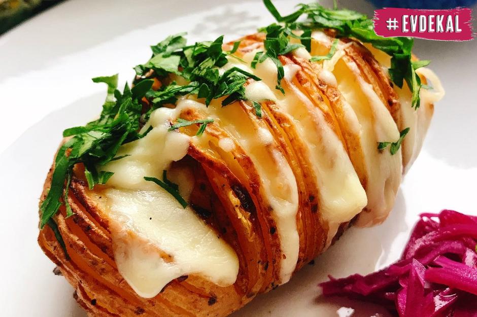 https://yemek.com/tarif/peynirli-yaprak-patates/ | Peynirli Yaprak Patates Tarifi