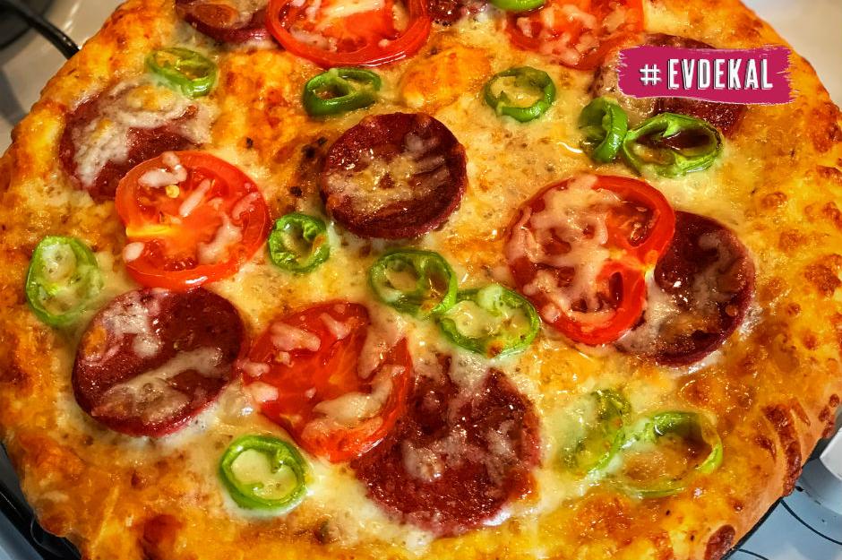 https://yemek.com/tarif/ev-yapimi-bol-malzemeli-pizza/ | Ev Yapımı Bol Malzemeli Pizza Tarifi