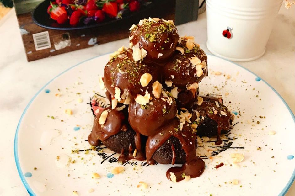 https://yemek.com/tarif/kolay-cikolatali-toplar/ | Kolay Çikolatalı Toplar Tarifi