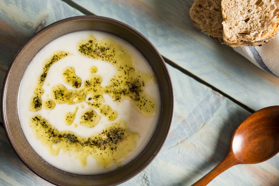 https://yemek.com/tarif/kolay-pirincli-yogurt-corbasi/ | Kolay Pirinçli Yoğurt Çorbası Tarifi