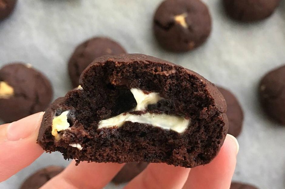 https://yemek.com/tarif/beyaz-ve-sutlu-cikolatali-kurabiye/ | Beyaz ve Sütlü Çikolatalı Kurabiye Tarifi