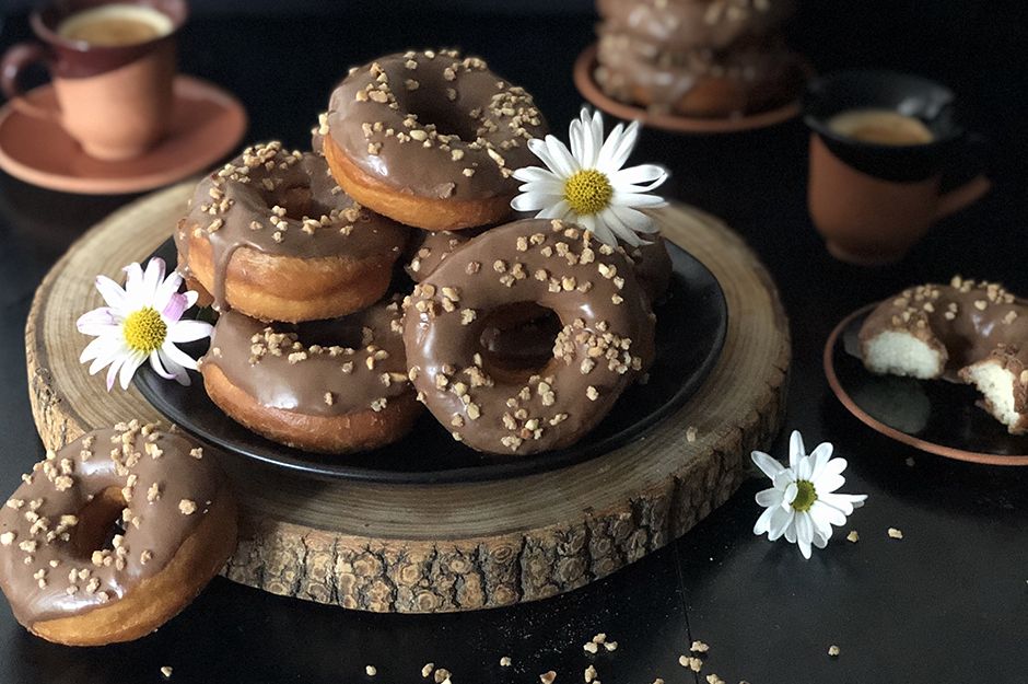 https://yemek.com/tarif/cikolatali-donut/ | Çikolatalı Donut Tarifi