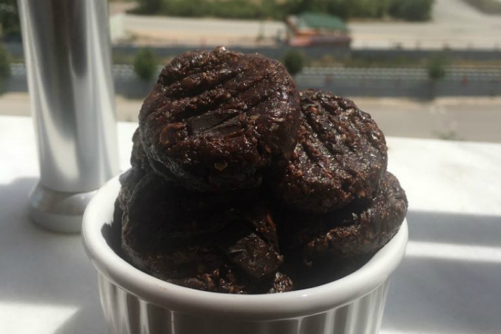 https://yemek.com/tarif/cikolatali-pismeyen-kurabiye/ | Çikolatalı Pişmeyen Kurabiye Tarifi