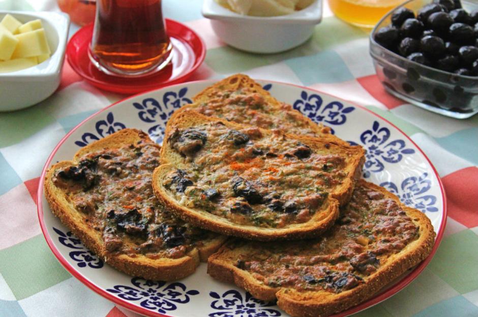 https://yemek.com/tarif/firinda-zeytinli-kizarmis-ekmek/ | Fırında Zeytinli Kızarmış Ekmek Tarifi
