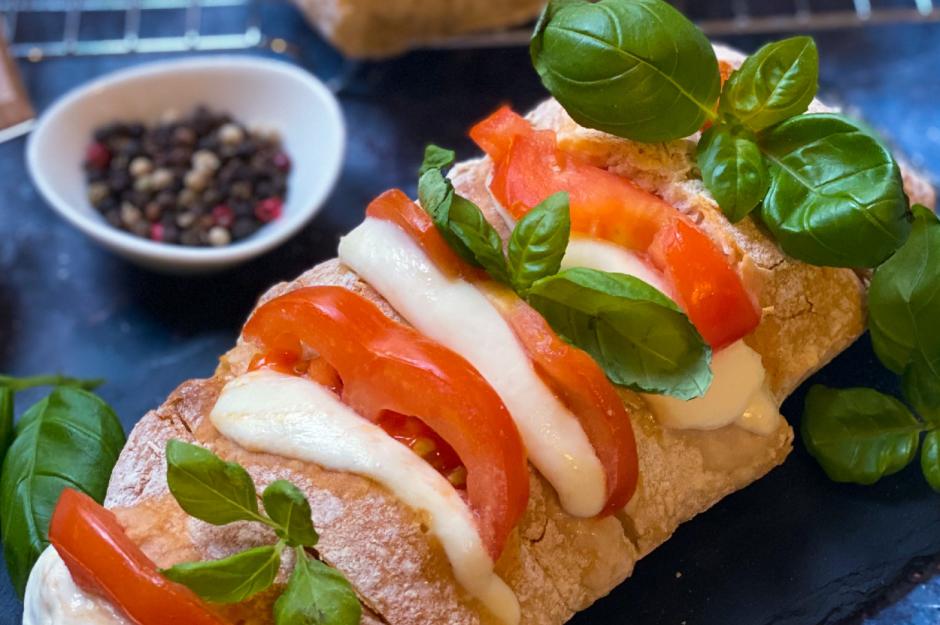 https://yemek.com/tarif/ciabatta-ekmegi-2/ | Ciabatta Ekmeği Tarifi