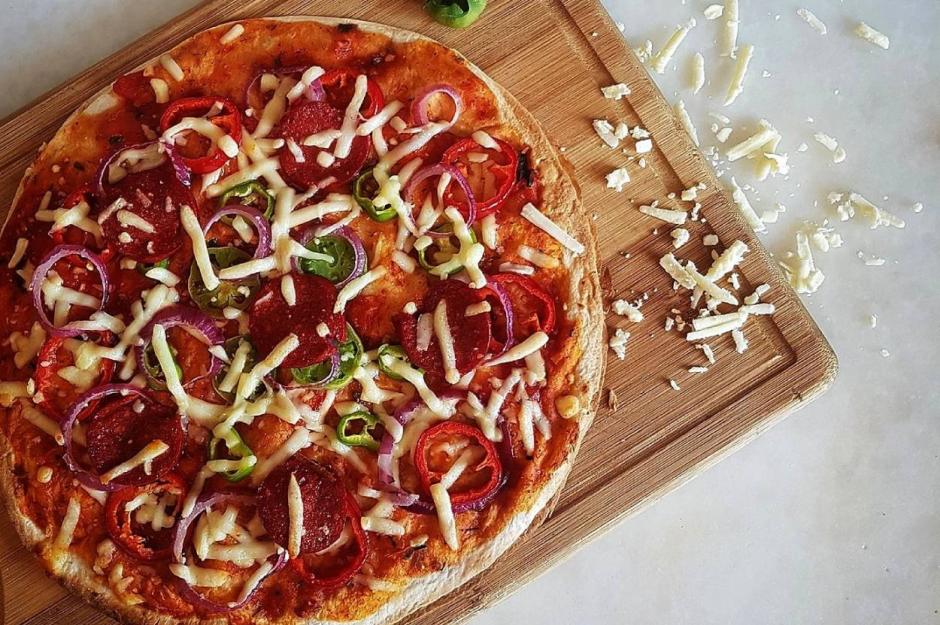 https://yemek.com/tarif/pratik-lavas-pizza-2/ | Pratik Lavaş Pizza Tarifi