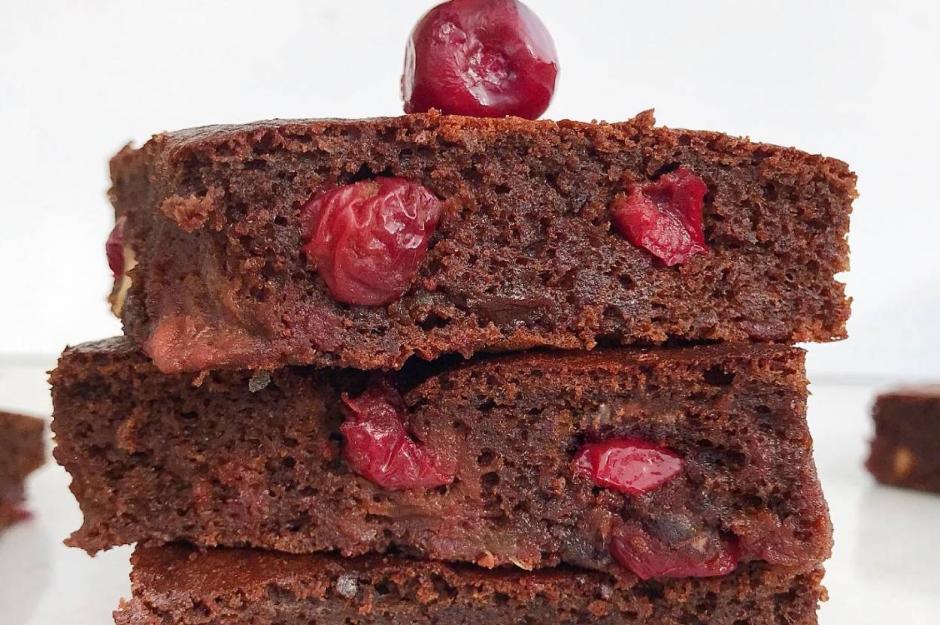 https://yemek.com/tarif/sekersiz-visneli-brownie/ | Şekersiz Vişneli Brownie Tarifi