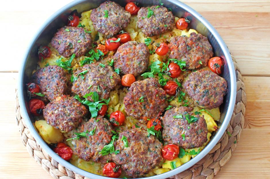 https://yemek.com/tarif/tepside-kofte-patates/ | Tepside Köfte & Patates Tarifi