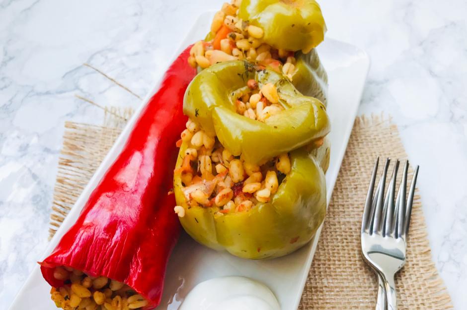 https://yemek.com/tarif/havuclu-bulgurlu-biber-dolmasi/ | Havuçlu Bulgurlu Biber Dolması Tarifi