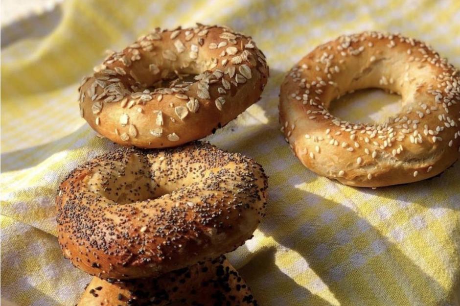 https://yemek.com/tarif/4-malzemeli-bagel/ | 4 Malzemeli Bagel Tarifi