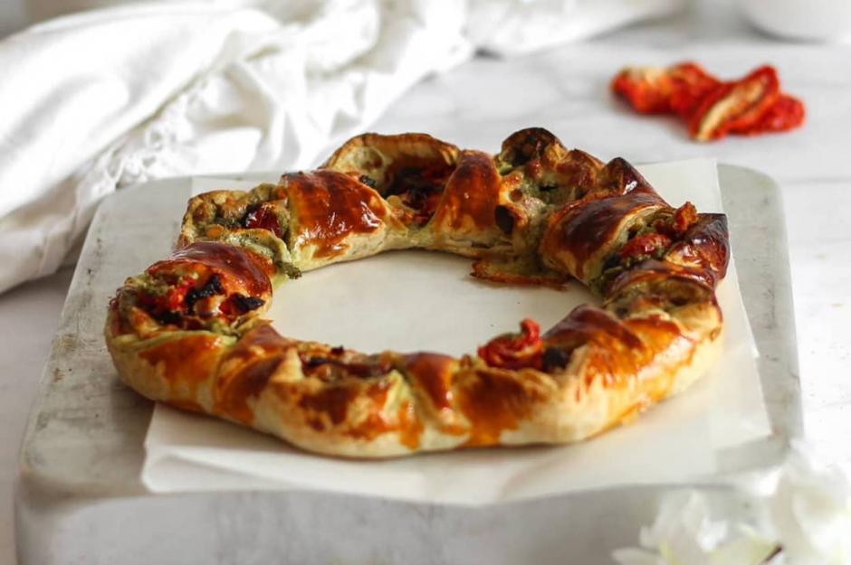 https://yemek.com/tarif/milfoy-celenk/ | Milföy Çelenk Tarifi