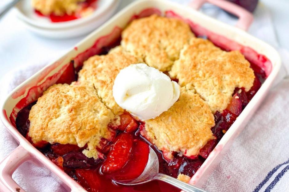 https://yemek.com/tarif/kirmizi-erikli-cobbler/ | Kırmızı Erikli Cobbler Tarifi