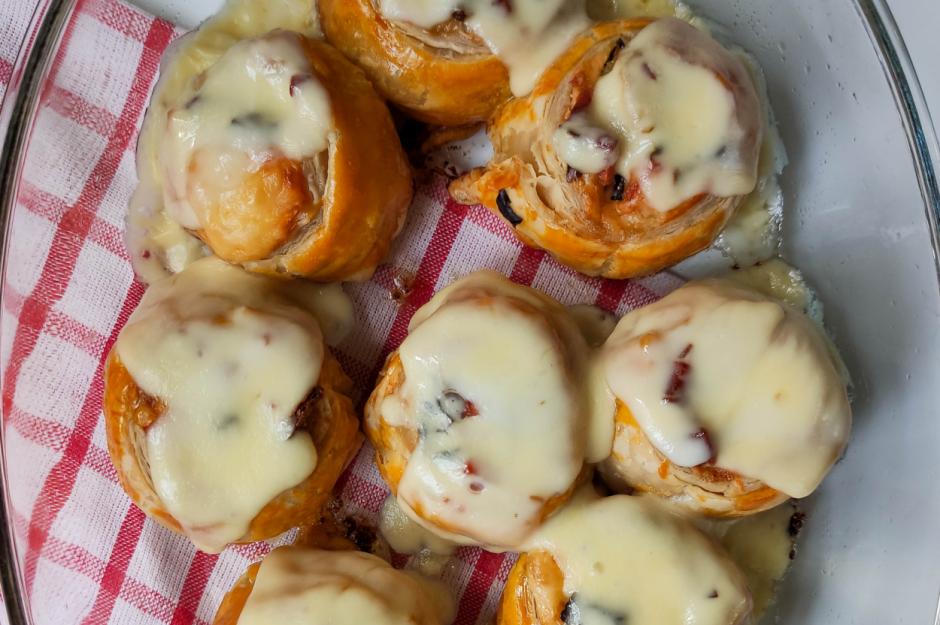 https://yemek.com/tarif/mini-pizza-roll/ | Mini Pizza Roll Tarifi