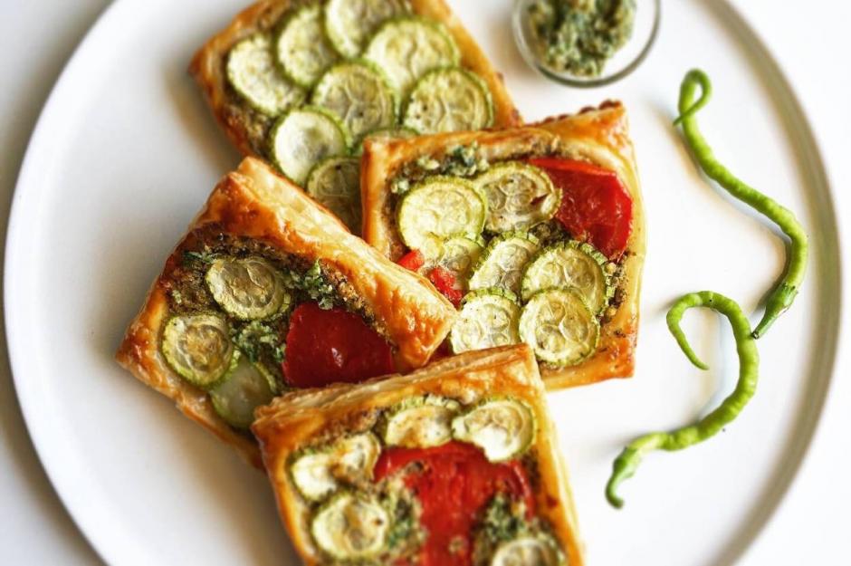 https://yemek.com/tarif/pesto-sos-ve-kabakli-milfoy/ | Pesto Sos ve Kabaklı Milföy Tarifi