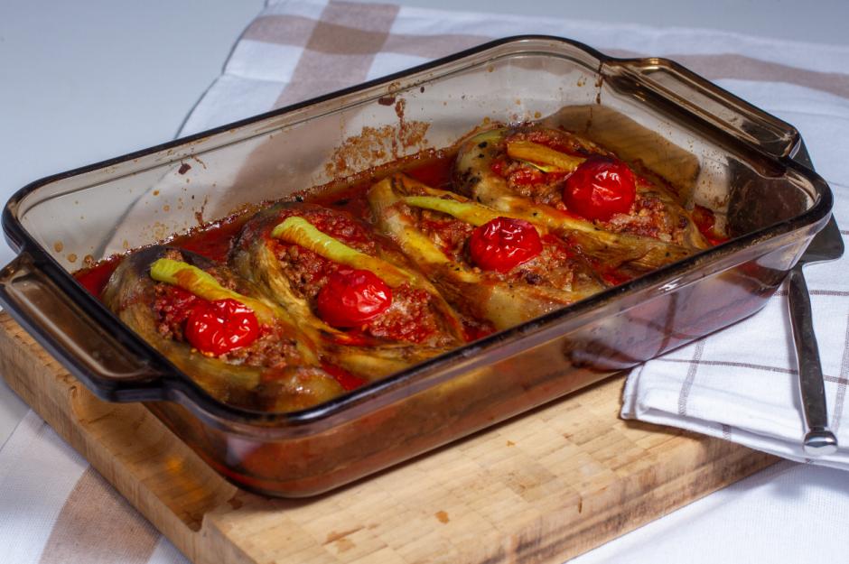 https://yemek.com/tarif/kozlenmis-patlicandan-karniyarik/ | Közlenmiş Patlıcandan Karnıyarık Tarifi