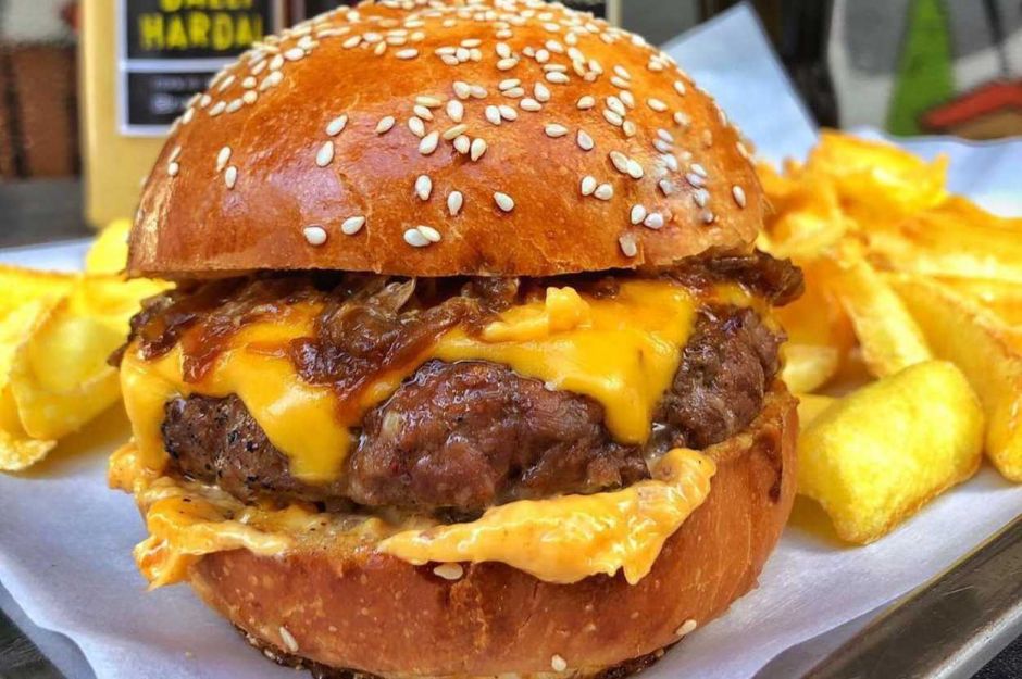 İstanbul'da Nefis Burgerlerini Sıcak Sıcak Eve Sipariş Edebileceğiniz En İyi 10 Burgerci