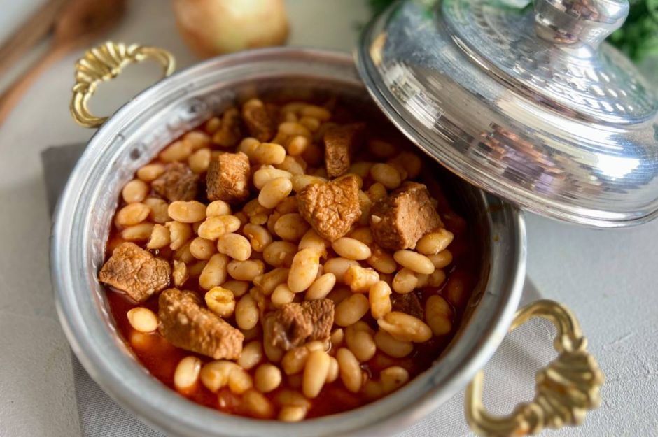 Yumuşacık Pişer: Kavurmalı Kuru Fasulye
